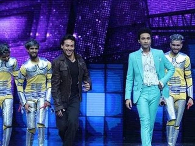 Tiger Shroff along with Dance +2’s host Raghav Juyal cracked jokes and danced together. International wrestler and a cast member of A Flying Jatt Nathan Jones also joined them on the show. (Twitter) 