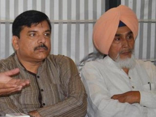 AAP Punjab affairs in-charge Sanjay Singh and Sucha Singh Chhotepur, who has been sacked from the post of state convener.(HT File Photo)