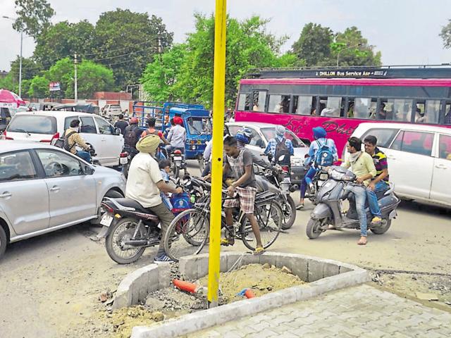 A traffic jam at an intersection in the absence of lights on the GT road in Amritsar on Wednesday.(Sameer Sehgal/HT Photo)