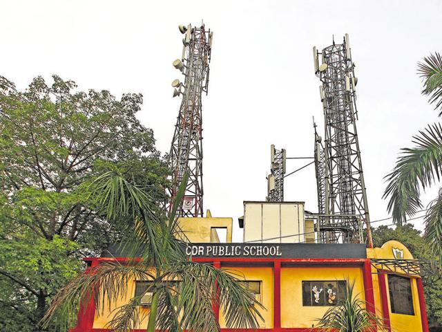 Over 800 illegal mobile towers were sealed last year due to non-payment of fees and violation of building bylaws last year, leading to an increase in weak signals and call drops.