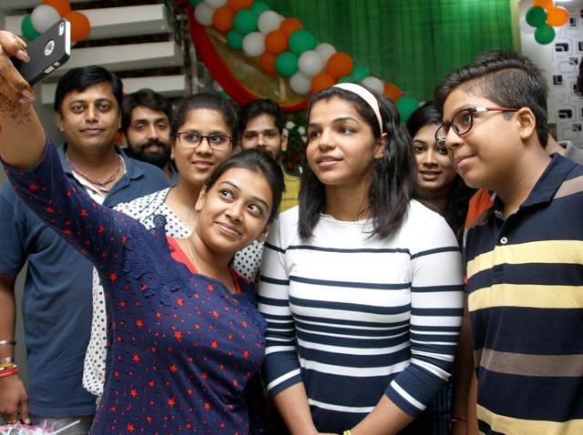 Youngsters taking a selfie with Rio bronze medallist wrestler Sakshi Malik in Rohtak on Thursday.(Manoj Dhaka/HT Photo) Youngsters taking a selfie with Rio bronze medallist wrestler Sakshi Malik in Rohtak on Thursday.(Manoj Dhaka/HT Photo)