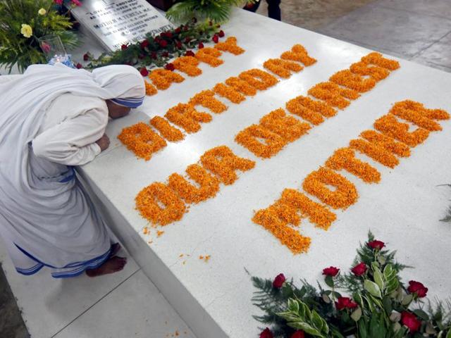 A Catholic nun from the Missionaries of Charity kisses Mother Teresa’s tomb on her 106th birth anniversary in Kolkata. (Rupak De Chowdhuri/Reuters)