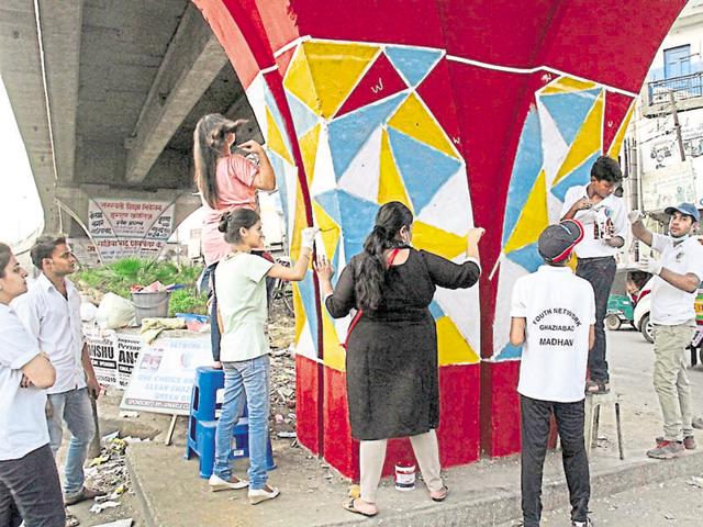 A group of over 100 residents under the banner of ‘Youth Network Ghaziabad’ take part in the painting drive on Sundays.(Sakib Ali/HT)