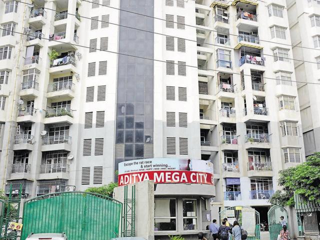 16 year old Varun Rajput was found dead at Aditya Mega City apartments in Indirapuram on Wednesday night.(Sakib Ali/Hindustan Times)