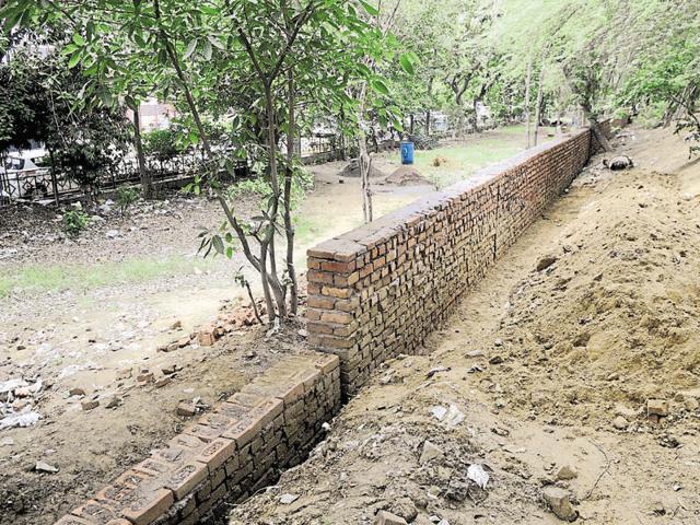 The four dams that have survived are Jharsa Bundh (above), Khol Bundh, Dumduma Canal Bhundh and Gurgaon Canal. (Abhinav Saha/HT File) The four dams that have survived are Jharsa Bundh (above), Khol Bundh, Dumduma Canal Bhundh and Gurgaon Canal. (Abhinav Saha/HT File)