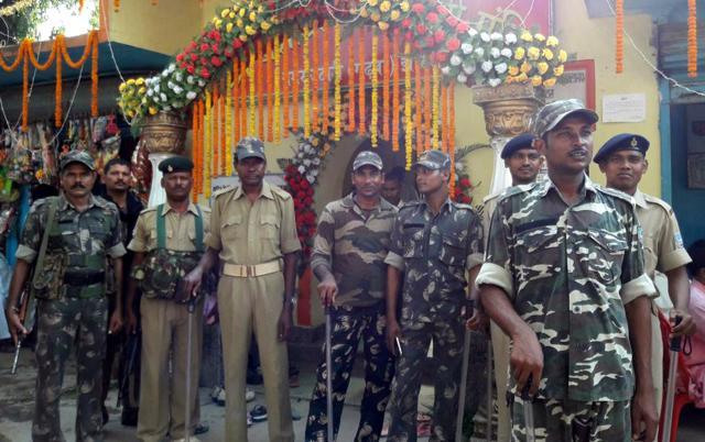 Securities personnel deployed at the Baba Bansidhar temple in Garhwa district. (HT Photo) Securities personnel deployed at the Baba Bansidhar temple in Garhwa district. (HT Photo)