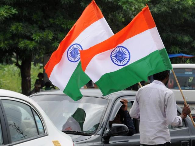 A roadside vendor selling the national flag in Gurgaon. (Parveen Kumar/ HT Photo) A roadside vendor selling the national flag in Gurgaon. (Parveen Kumar/ HT Photo)