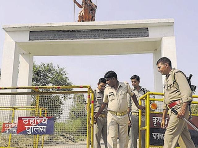 Policemen at the entrance of Bisada village, where Mohammad Ikhlaq was lynched in Dadri.(Burhaan Kinu/HT File Photo)