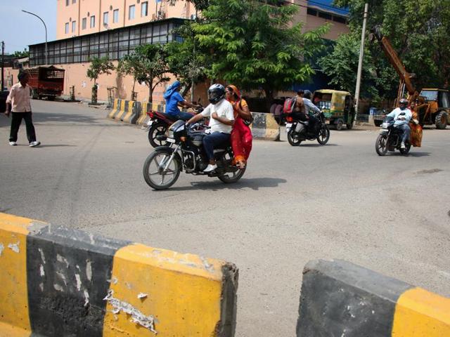 The Noida authority was supposed to remove the central verge, close down several cuts and put up traffic signages so new motorists did not accidentally end up driving in the wrong lane. (Salman Ali/HT Photo) The Noida authority was supposed to remove the central verge, close down several cuts and put up traffic signages so new motorists did not accidentally end up driving in the wrong lane. (Salman Ali/HT Photo)