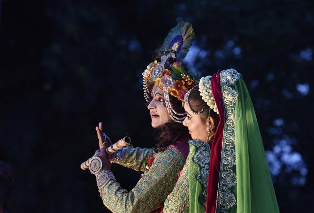 Artist pose as Radha-Krishna during a procession near Birla Mandir in New Delhi on Wednesday. (Sanjeev Verma/HT Photo) Artist pose as Radha-Krishna during a procession near Birla Mandir in New Delhi on Wednesday. (Sanjeev Verma/HT Photo)