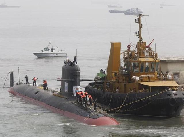 File photo of Indian Navy's Scorpene submarine INS Kalvari being escorted by tugboats as it arrives at Mazagon Docks Ltd, a naval vessel ship building yard, in Mumbai.(Reuters file)