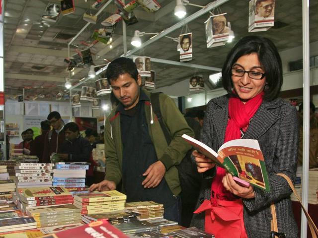 Book lovers at Pragati Maidan, during one of the previous editions of the Delhi Book Fair.(Subrata Biswas/HT)