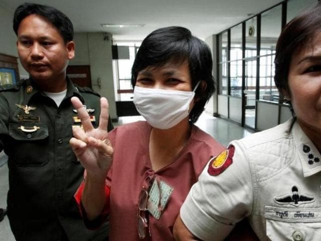 Darunee Charnchoengsilpakul, a supporter of ousted premier Thaksin Shinawatra, gestures after leaving a courtroom in Bangkok in this August 28, 2009 file photo. (Reuters) Darunee Charnchoengsilpakul, a supporter of ousted premier Thaksin Shinawatra, gestures after leaving a courtroom in Bangkok in this August 28, 2009 file photo. (Reuters)