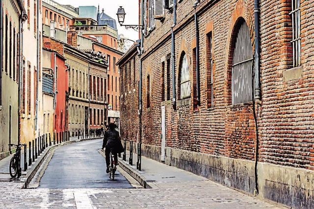 Quaint lanes lined with coral-stoned houses are found in the old part of Toulouse. Quaint lanes lined with coral-stoned houses are found in the old part of Toulouse.