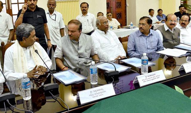 File photo of Karnataka chief minister and Union minister Anantha Kumar during a meeting on the Cauvery water dispute.(PTI File Photo)
