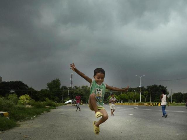 Kids enjoy the weather at Ranjit Avenue in Amritsar on Saturday. (Sameer Sehgal/HT Photo)