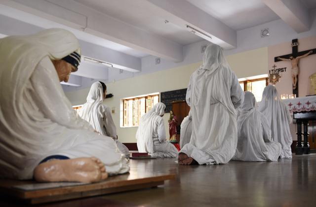 At Kolkata’s Missionaries of Charity, nuns pray with Mother Teresa’s statue behind them. (Samir Jana/Hindustan Times) At Kolkata’s Missionaries of Charity, nuns pray with Mother Teresa’s statue behind them. (Samir Jana/Hindustan Times)