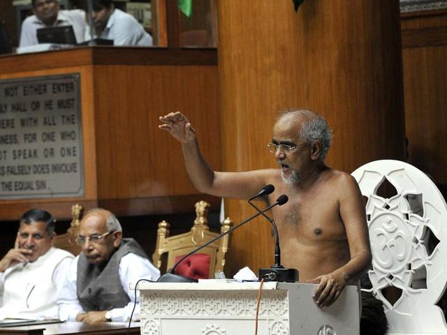 Muni Tarun Sagar giving a discourse in the Haryana assembly in Chandigarh on Friday. (Keshav Singh/HT Photo) Muni Tarun Sagar giving a discourse in the Haryana assembly in Chandigarh on Friday. (Keshav Singh/HT Photo)