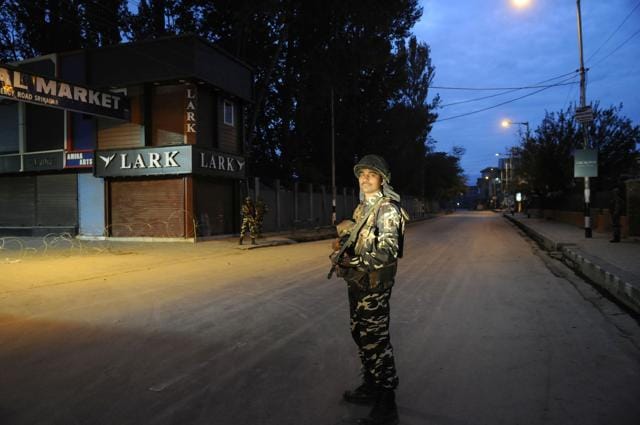 A soldier stands guard during a curfew in Srinagar. (Waseem Andrabi/HT file) A soldier stands guard during a curfew in Srinagar. (Waseem Andrabi/HT file)