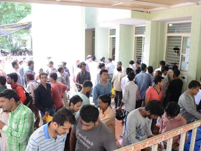 Bhopal gas tragedy victims line up at the directorate of Bhopal gas relief and rehabilitation to submit applications under the housing-for-all scheme in Bhopal on Friday.(Praveen Bajpai/ HT photo) Bhopal gas tragedy victims line up at the directorate of Bhopal gas relief and rehabilitation to submit applications under the housing-for-all scheme in Bhopal on Friday.(Praveen Bajpai/ HT photo)