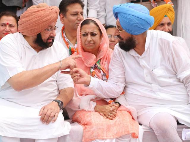 Punjab Congress president Capt Amarinder Singh and former chief Partap Singh Bajwa during a protest against the state government in Gurdaspur on Friday. (HT Photo) Punjab Congress president Capt Amarinder Singh and former chief Partap Singh Bajwa during a protest against the state government in Gurdaspur on Friday. (HT Photo)