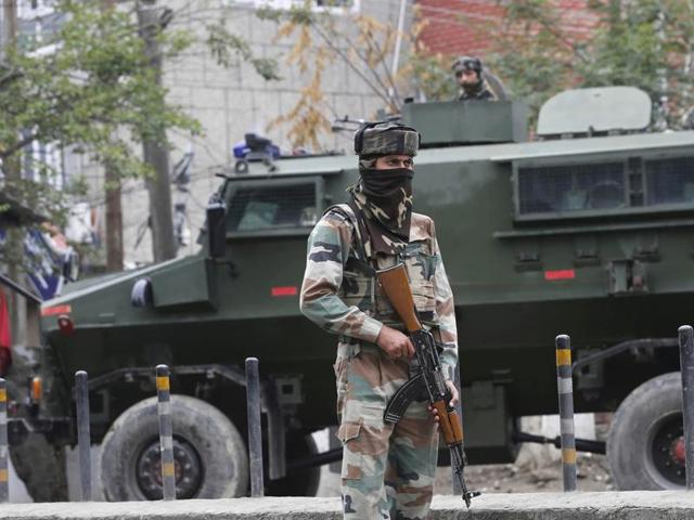 An army soldier stands guard near Badami Bagh during restrictions in Civil Lines area of Srinagar on Saturday,August 27,2016.(Waseem Andrabi / HT Photo) An army soldier stands guard near Badami Bagh during restrictions in Civil Lines area of Srinagar on Saturday,August 27,2016.(Waseem Andrabi / HT Photo)