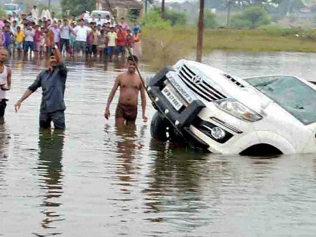 Caused by a rise in water levels in Ganga, Sone, Punpun, Burhi Gandak, Ghaghra, Kosi and other rivers, the floods have affected people in 2,037 villages under 565 panchayats of 74 blocks in the state.(PTI)