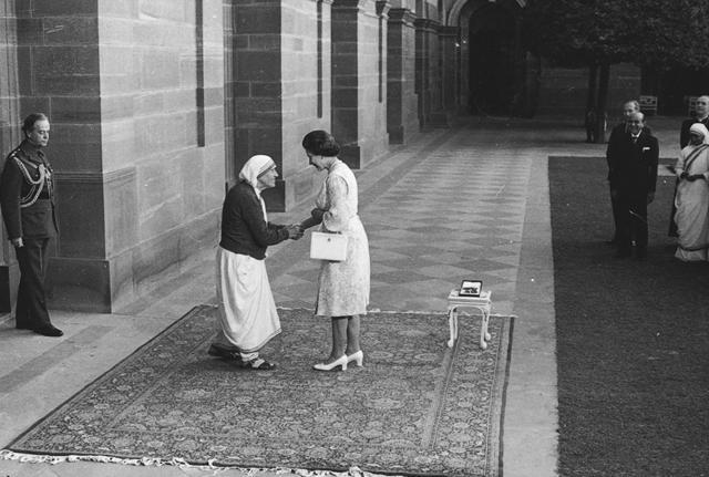 Queen Elizabeth II standing in left side profile as she presents Mother Teresa of Calcutta with the insignia of the Order of Merit November 24, 1983 at the Rashtrapati Bhavan in New Delhi. (Virendra Prabhakar/Hindustan Times) Queen Elizabeth II standing in left side profile as she presents Mother Teresa of Calcutta with the insignia of the Order of Merit November 24, 1983 at the Rashtrapati Bhavan in New Delhi. (Virendra Prabhakar/Hindustan Times)
