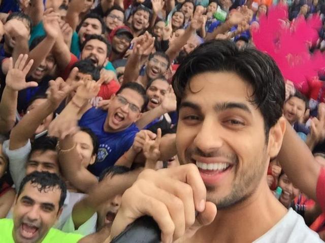 Sidharth was the special guest at IIT-Bombay’s ‘Run For Your Campus’ event where he encouraged youngsters to develop interest in fitness. Sidharth was the special guest at IIT-Bombay’s ‘Run For Your Campus’ event where he encouraged youngsters to develop interest in fitness.