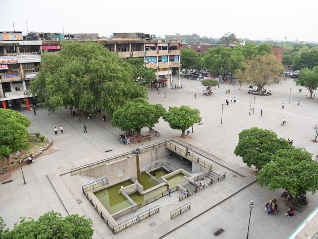 Weekdays can be tough for markets anywhere, but the decline here is visible on the weekends, when roads outside the city’s marquee mall are choked, and Sector 17 is at best a stroller’s delight.(HT Photo)
