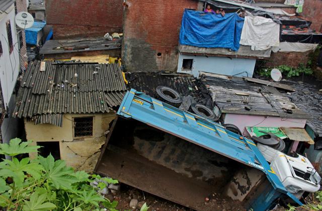 The dumper was heading towards Vashi and was overloaded with mud, said a police officer. (Satyabrata Tripathy / Hindustan Times)