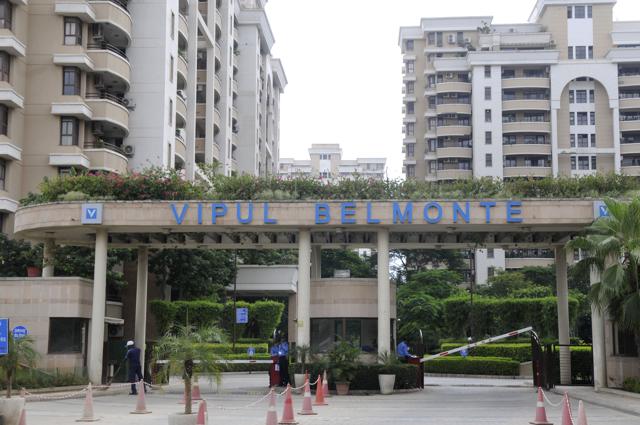 Residents said the residents welfare association of Vipul Belmonte collects maintenance charges on the basis of the size of an apartment. However, as per government norms, the charges should be equal for all occupants of a locality. (Abhinav Saha/HT Photo) Residents said the residents welfare association of Vipul Belmonte collects maintenance charges on the basis of the size of an apartment. However, as per government norms, the charges should be equal for all occupants of a locality. (Abhinav Saha/HT Photo)
