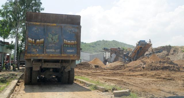 Unaccounted-for sand dumped near a crusher. The tipper has been modified to carry more weight. (Anil Dayal/HT Photo) Unaccounted-for sand dumped near a crusher. The tipper has been modified to carry more weight. (Anil Dayal/HT Photo)