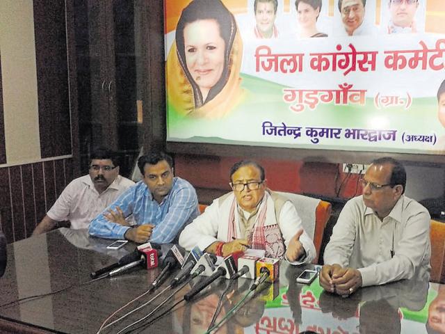 Senior Congress leader and former minister capt Ajay Yadav (centre) talks to the media on Saturday.(HT Photo)