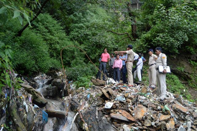 Police investigation underway after a body was found near Congress office in Shimla on Sunday. (Deepak Sansta/HT Photo ) Police investigation underway after a body was found near Congress office in Shimla on Sunday. (Deepak Sansta/HT Photo )