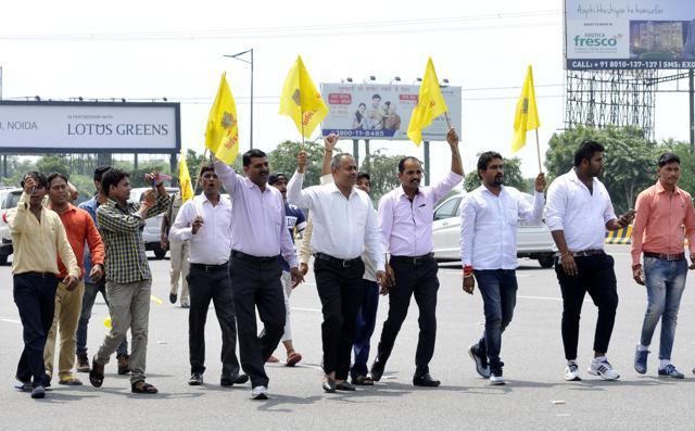 Protesters refused to stop the demonstration despite request from the administration. (Sunil Ghosh/HT) Protesters refused to stop the demonstration despite request from the administration. (Sunil Ghosh/HT)