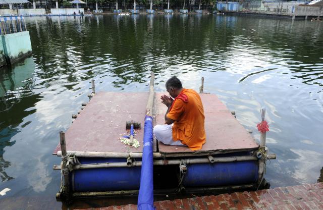 The Khunti puja in progress at Padmapukur Youth Association, which is recreating the Jai Baba Felunath theme. (Subhendu Ghosh/HT) The Khunti puja in progress at Padmapukur Youth Association, which is recreating the Jai Baba Felunath theme. (Subhendu Ghosh/HT)