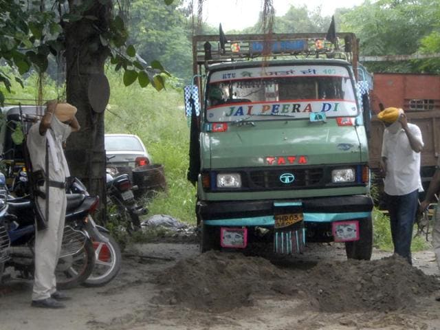The truck carrying suspected beef at the Salem Tabri police station in Ludhiana on Saturday. (HT Photo) The truck carrying suspected beef at the Salem Tabri police station in Ludhiana on Saturday. (HT Photo)