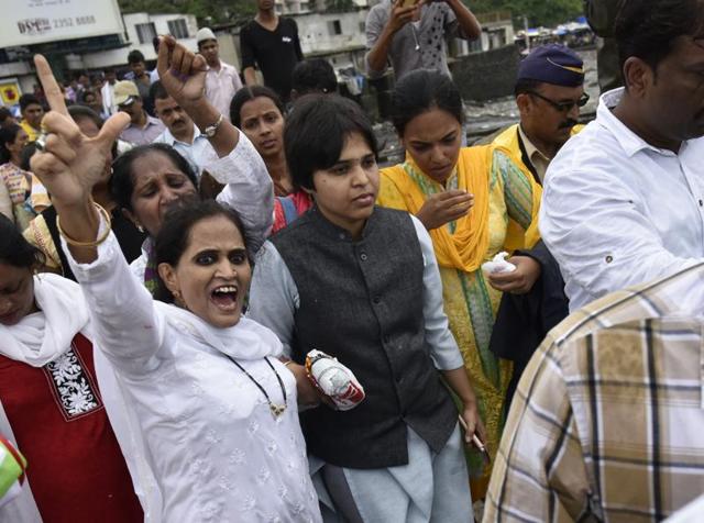 Bhumata Brigade activist Trupti Desai comes out of Haji Ali Dargah with her followers in Mumbai.(Arijit Sen/HT Photo)