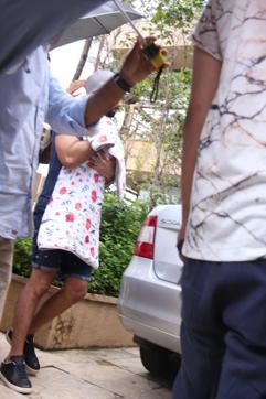 Shahid carries his daughter in Mumbai. (Viral Bhayani)