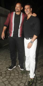 Akshay Kumar welcomes Will Smith at his party. (Yogen Shah) Akshay Kumar welcomes Will Smith at his party. (Yogen Shah)