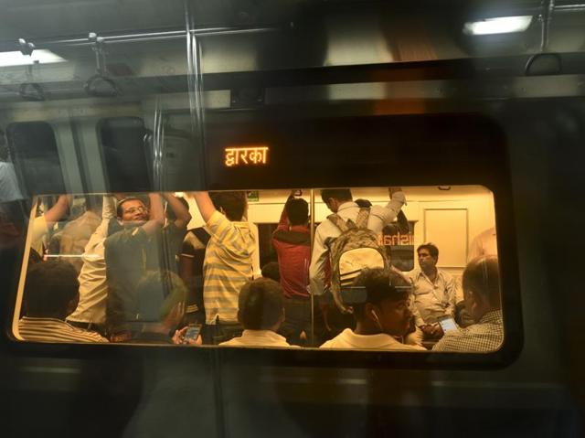 Commuters jostle for space inside the last train on the Blue Line, which runs from Dwarka to Vaishali in New Delhi on Monday. (arun sharma/ht) 