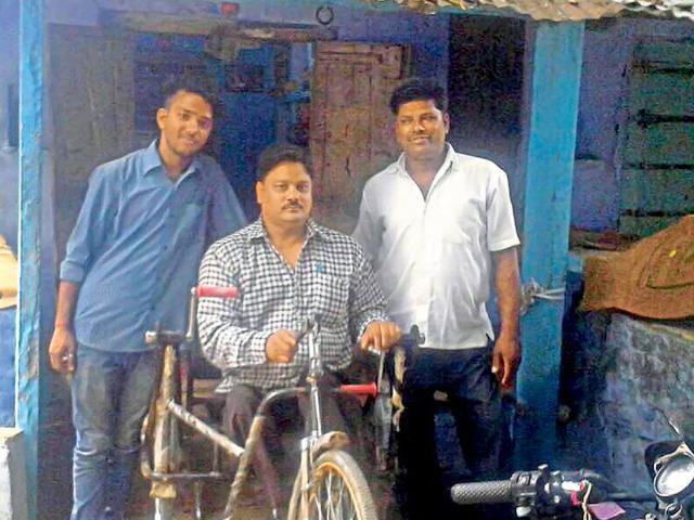 Abhishek Babel with his father Mahaveer (centre) and uncle Rajesh. Abhishek is first from his village Kadwasa in Madhya Pradesh to have cleared NEET.(AH Zaidi/HT photo)