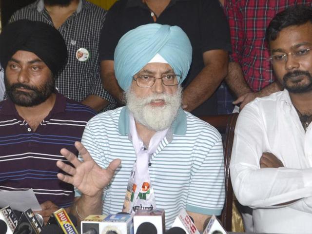 AAP candidate from Amritsar South constituency Inderbeer Singh Nijjer addressing mediapersons in Amritsar on Sunday.(Sameer Sehgal/HT Photo)