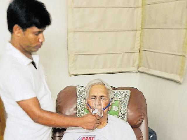 Vidya Sagar Malhotra, 94, had to be nebulised frequently after the RWA of Vipul Belmonte cut off the power supply to four apartments, including his, for 4.5 hours. (HT Photo) Vidya Sagar Malhotra, 94, had to be nebulised frequently after the RWA of Vipul Belmonte cut off the power supply to four apartments, including his, for 4.5 hours. (HT Photo)