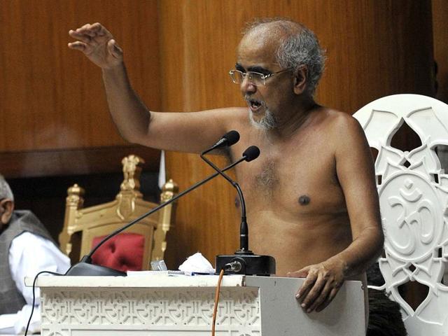 Jain monk Tarun Sagar speaks at the Haryana assembly in Chandigarh on Friday. (Keshav Singh/HT Photo) Jain monk Tarun Sagar speaks at the Haryana assembly in Chandigarh on Friday. (Keshav Singh/HT Photo)
