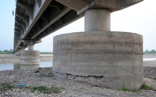 The cracked and exposed foundation of the pillars supporting the Agampur bridge over the Sutlej, after mining. (Anil Dayal/HT Photo) The cracked and exposed foundation of the pillars supporting the Agampur bridge over the Sutlej, after mining. (Anil Dayal/HT Photo)