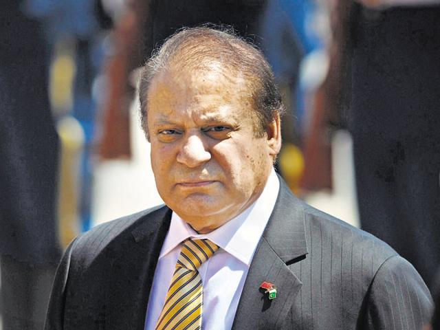 Pakistani Prime Minister Nawaz Sharif (R) inspects Chinese honour guards during a welcoming ceremony outside the Great Hall of the People in Beijing on July 5, 2013.(AFP)