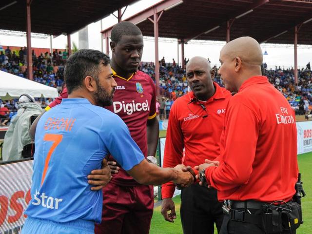 MS Dhoni and Carlos Brathwaite (2L) of West Indies agree with umpires Patrick Gustard (2R) and Joel Wilson (R) to abandon their match due to rain during the 2nd and final T20i between West Indies and India at Central Broward Stadium August 28, 2016 in Fort Lauderdale. (AFP) MS Dhoni and Carlos Brathwaite (2L) of West Indies agree with umpires Patrick Gustard (2R) and Joel Wilson (R) to abandon their match due to rain during the 2nd and final T20i between West Indies and India at Central Broward Stadium August 28, 2016 in Fort Lauderdale. (AFP)