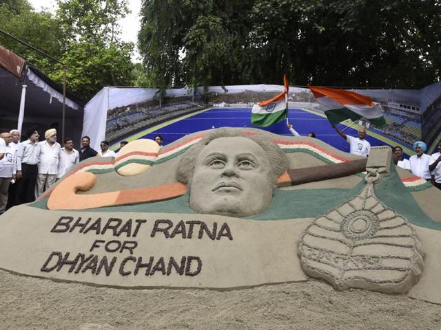 Veteran hockey players during the dharna demanding Bharat Ratna for Hockey legend Dhyan Chand.(Sanjeev Verma/HT Photo)